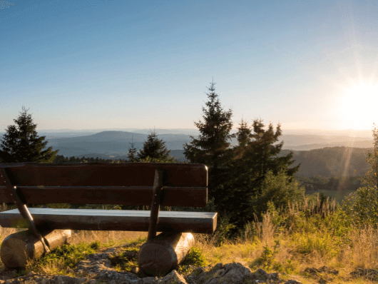 Bank auf einem Berg mit sonnigem Ausblick auf das Harzgebirge